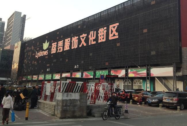 �������ͷ�װ�����г�Ӫҵʱ�䡢�����۸񡢽�������һ��