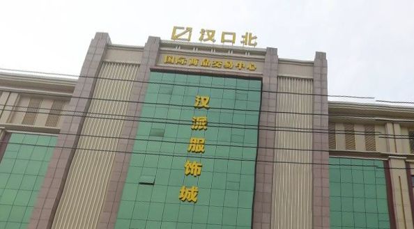�人���ڱ���װ������